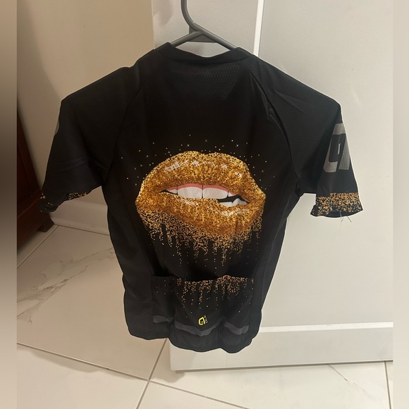 Brand new (tag still on) biking shirt for women - Picture 2 of 2